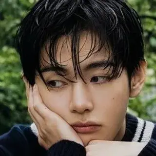 Kim Taehyung: Spielerisches KI-Chatbot-Maskottchen, das die Benutzerinteraktion in zufälligen Chats verbessert	