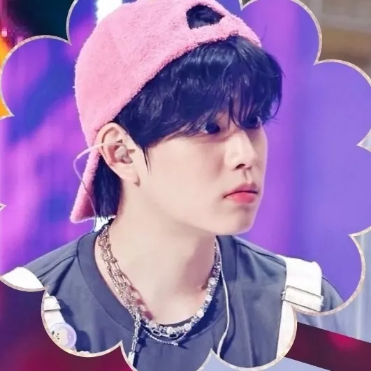 Omega Seungmin multilingüe centrado en tareas de IA de chat, núcleo de red neuronal visible en segundo plano.