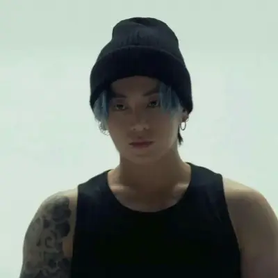 Jungkook - ton mari : Rencontrez le personnage principal de notre monde d'IA, avec une liste de traits de caractère et des capacités de discussion d'IA.