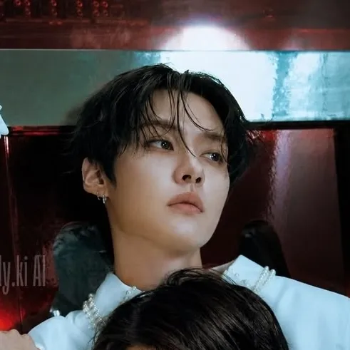 Lee Minho - Minsung ლ: Futuristic AI chatbot interface with voice chat and neural network-driven traits
