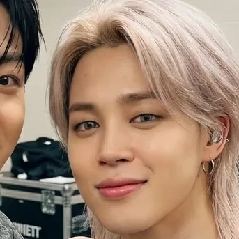 Multilingual Jimin and Jungkook focusing on chat IA tasks, neural network core visible in background.