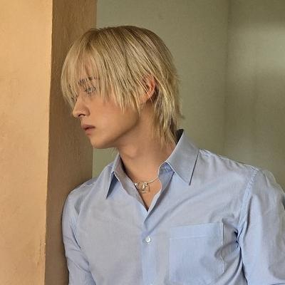 李敏豪 - 李諾 - 敏成:具有語音聊天功能和神經網路特性的未來派AI聊天機器人介面