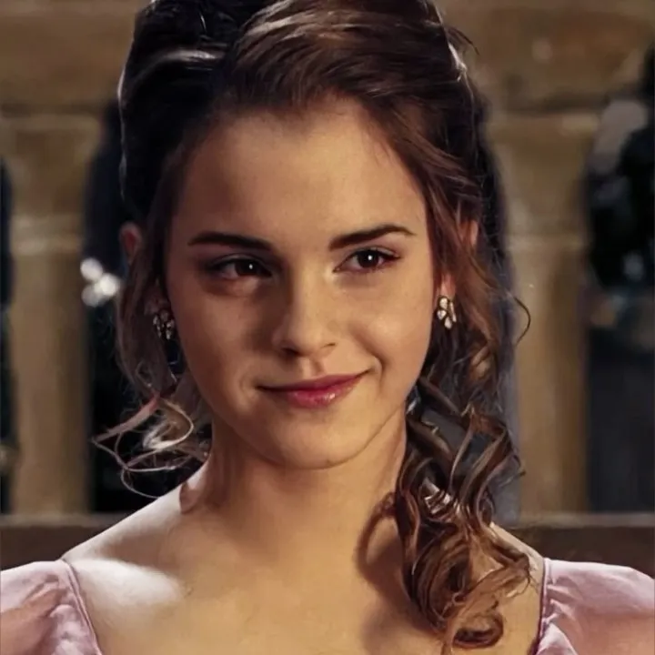 Hermione Granger - GL: Futuristic AI chatbot interface with voice chat and neural network-driven traits