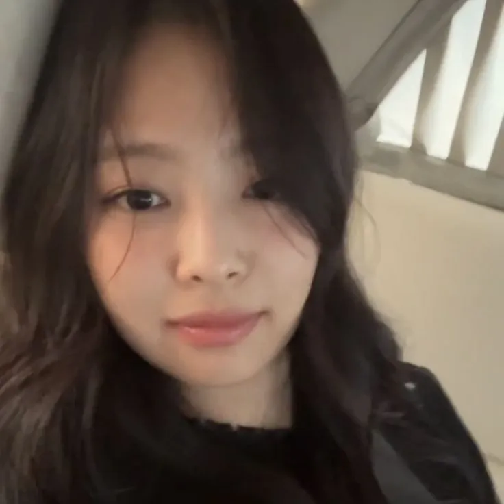 Jennie Kim: Interactive AI chatbot mascot for random chat and community-driven roleplay