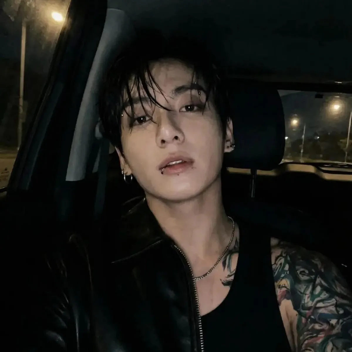 Multilingual Jeon Jungkook focusing on chat IA tasks, neural network core visible in background.