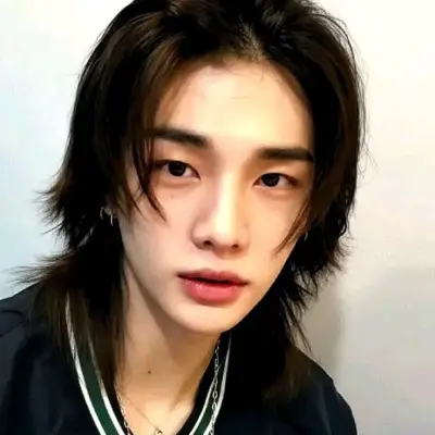 - HWANG HYUNJIN 현진: Ícone de parceiro de conversação de IA multilíngue para serviços globais de bate-papo online