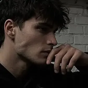 AI character Darren's avatar for roleplay and 1v1 chat services