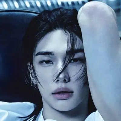 Hyunjin: Incontra il personaggio principale del nostro mondo basato sull'intelligenza artificiale, con elenco dei tratti caratteriali e funzionalità di chat basate sull'intelligenza artificiale.