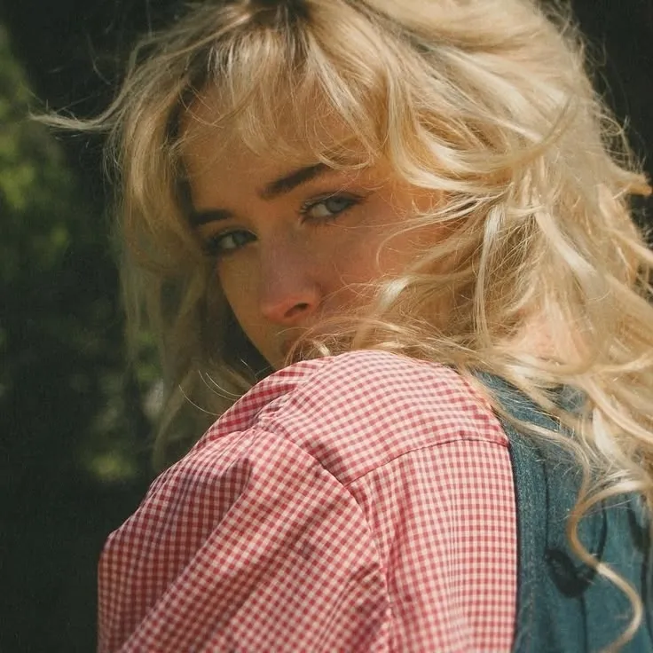 Sabrina Carpenter: Kilalanin ang iyong mga bagong online na kaibigan sa aming chatboxai, ang pinakamahusay na libreng ai chatbot na may malalim na kakayahan sa chat.	