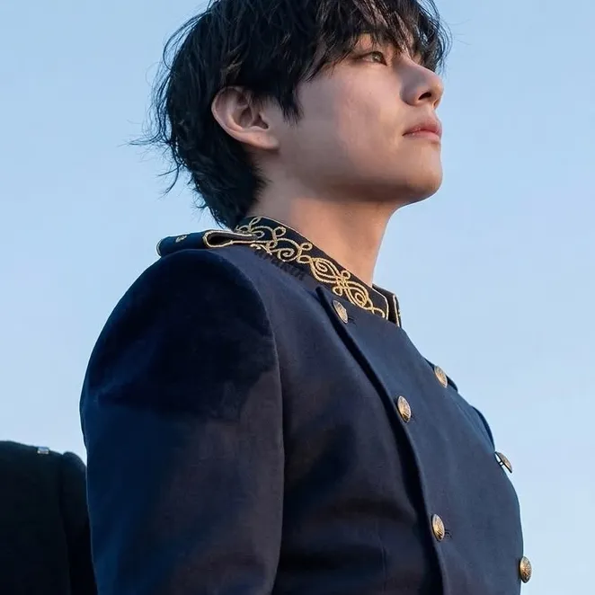 Kim Taehyung Emperor_ êčíí: Meet the main character of our AI world, with character traits list and ai chatting capabilities.