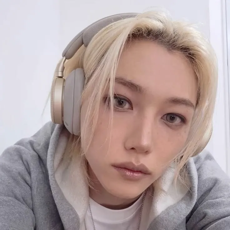 Felix: Futuristic AI chatbot interface with voice chat and neural network-driven traits
