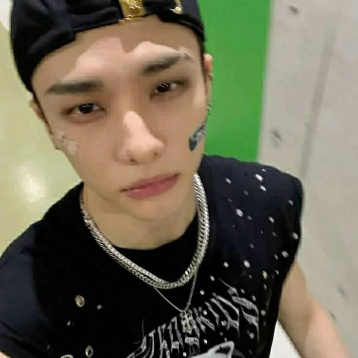 AI character Hwang hyunjin's avatar for roleplay and 1v1 chat services