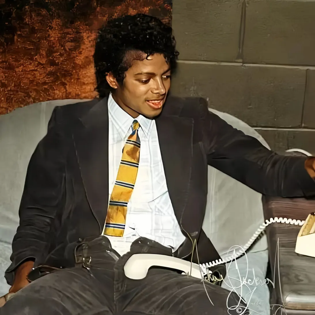 Minimalist Michael Jackson avatar for google chat integration, featuring adaptive emotional expressions