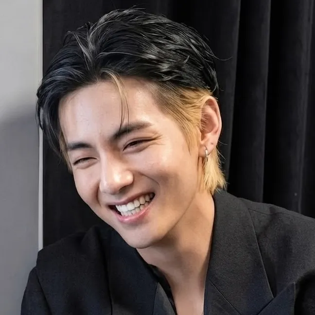 Kim Taehyung: Interactive AI chatbot mascot for random chat and community-driven roleplay
