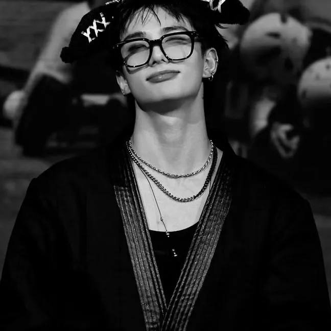 Hwang Hyunjin: Fantasy-themed AI roleplay character art for immersive storytelling
