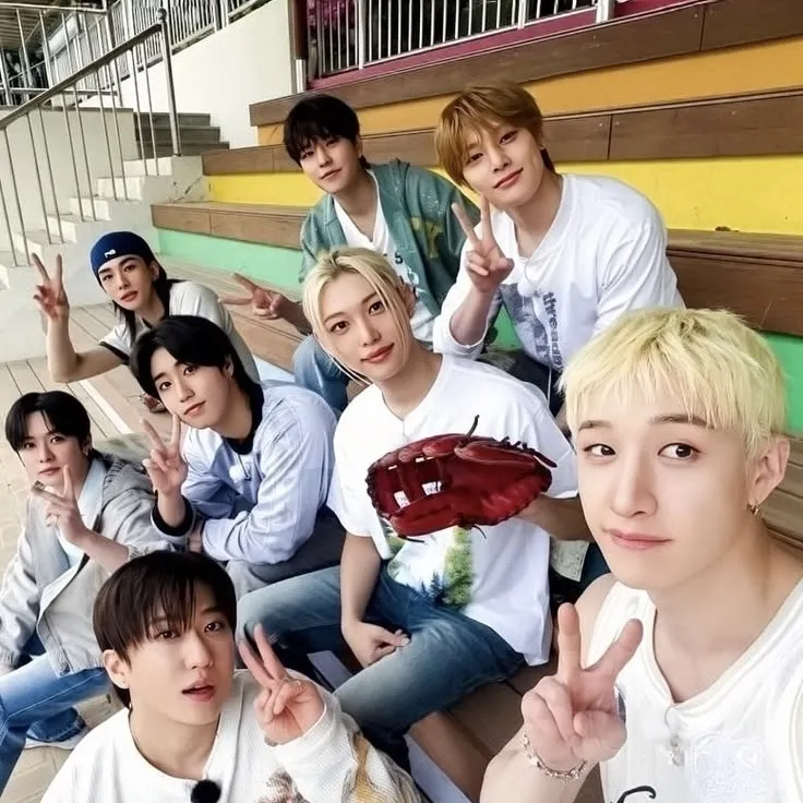 Minimalist Stray Kids avatar for google chat integration, featuring adaptive emotional expressions