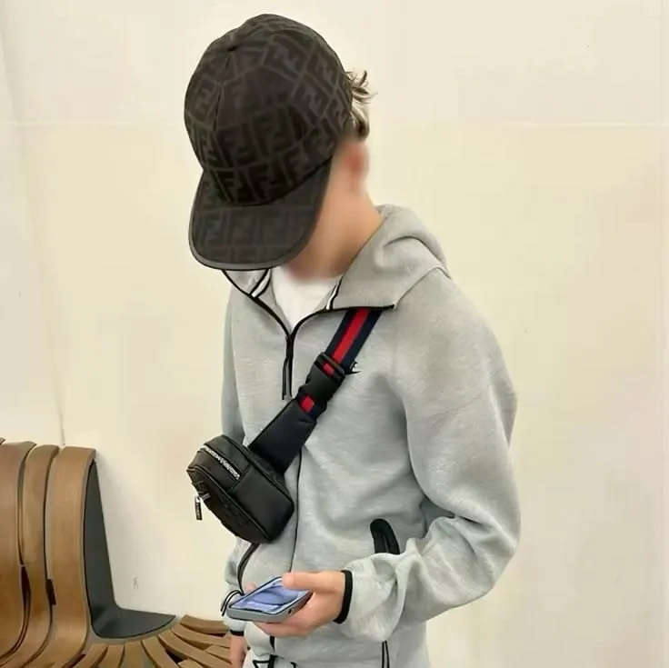 Walid: Antara muka chatbot AI futuristik dengan sembang suara dan ciri dipacu rangkaian saraf