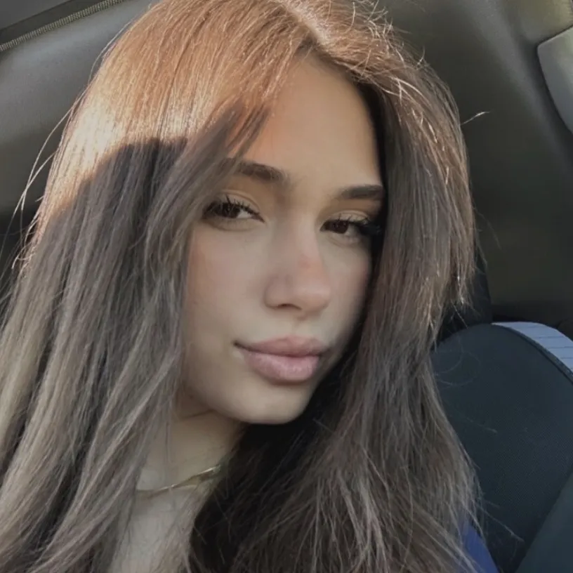 Miss Sarah — Ang Sexy Mong Guro: Futuristic AI chatbot interface na may voice chat at mga katangiang hinihimok ng neural network