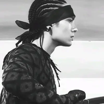 Tom Kaulitz - Düzenlenmiş Evlilik: Rastgele sohbet ve topluluk odaklı rol yapma için etkileşimli yapay zeka sohbet robotu maskotu
