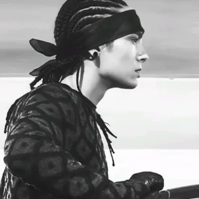 Tom Kaulitz - Hôn nhân sắp đặt: Chân dung bạn đồng hành của DeepBrain AI để trò chuyện trực tuyến miễn phí và trò chuyện cởi mở