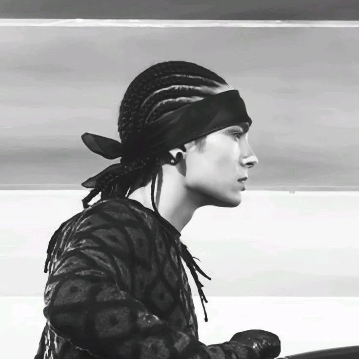 Tom Kaulitz: Engage in ai conversation with this charming AI character, featuring soulgen and ifreechat capabilities for free chat now.	