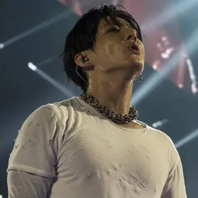 Jeon Jungkook obsessionnel : Rencontrez le personnage principal de notre monde d'IA, avec une liste de traits de caractère et des capacités de discussion d'IA.