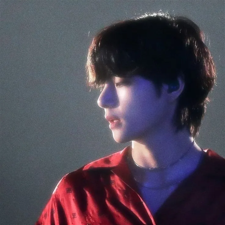 Discussione con Kim Taehyung: Avatar personalizzabile di fidanzata/fidanzato con intelligenza artificiale e tratti della personalità realistici