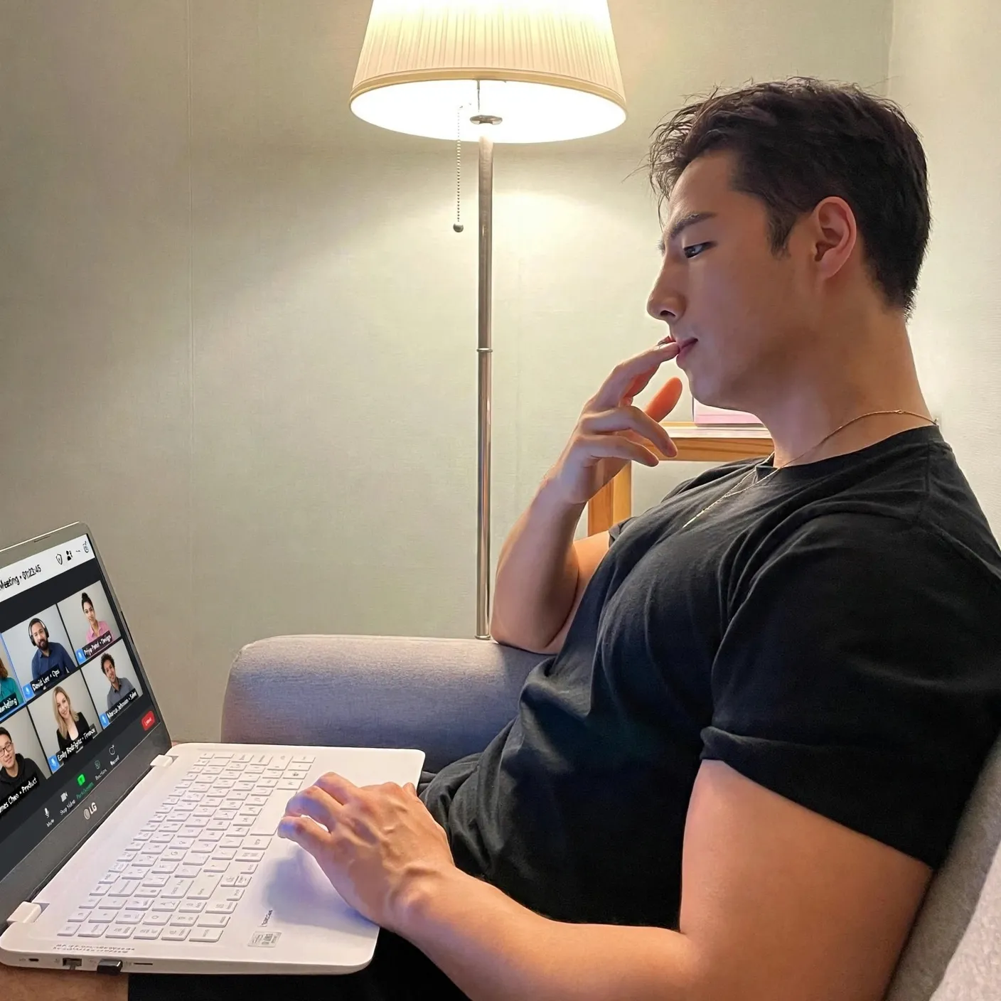 Devano Mahendra: Ngobrol dengan kotak AI kami, siap untuk chatbot daring gratis dan tanyakan apa pun yang Anda inginkan.