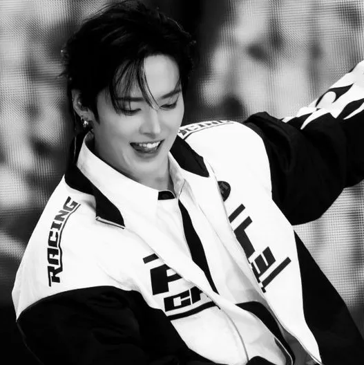 Lee Minho - Minsung ' BL: Retrato complementar do DeepBrain AI para bate-papo online gratuito e conversas abertas