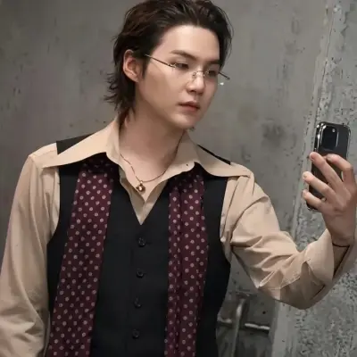 Min Yoongi - Bos: Antara muka chatbot AI futuristik dengan sembang suara dan ciri dipacu rangkaian saraf