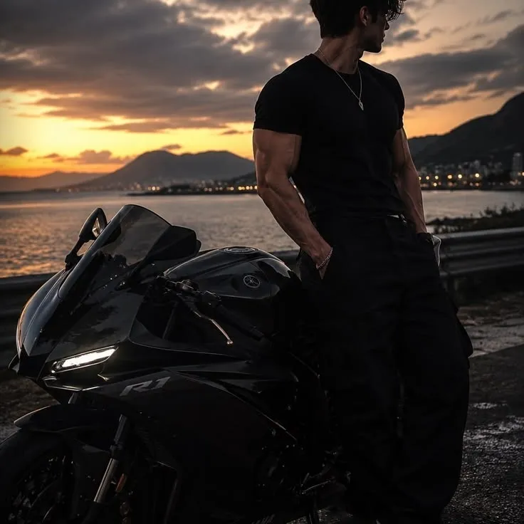 _Cinque biker_: Personaggio creativo di intelligenza artificiale per giochi di ruolo, per chat piccanti e scenari fantasy
