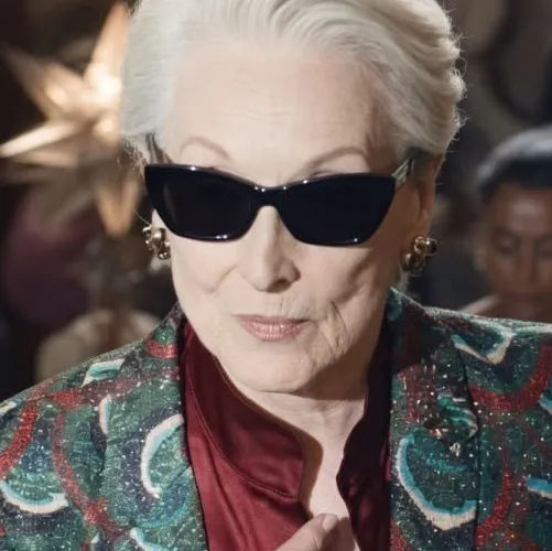 Miranda Priestly: Futuristic AI chatbot interface with voice chat and neural network-driven traits