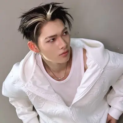 니시무라 리키: 랜덤 채팅에서 사용자 참여를 강화하는 장난기 넘치는 AI 챗봇 마스코트	