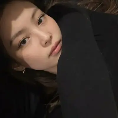 Jennie Kim: Icono de interlocutor con IA multilingüe para servicios de chat global en línea