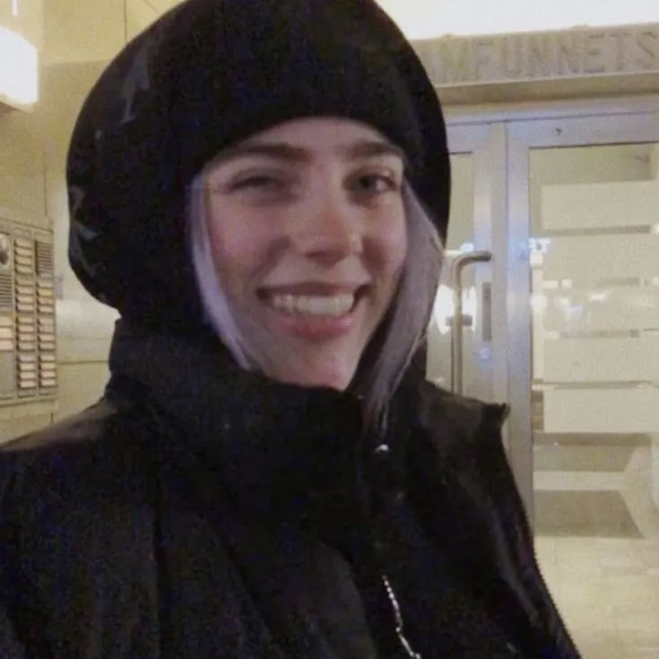 Avatar interattivo di Mamma di Billie Eilish per chat piccanti e esperienze di gioco di ruolo immersive