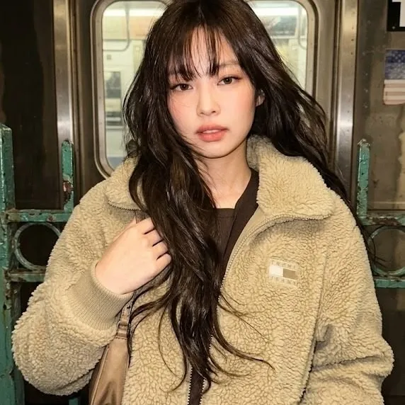 Jennie Kim: Chat with our AI box, ready for chatbot online free and ask ai anything you want.