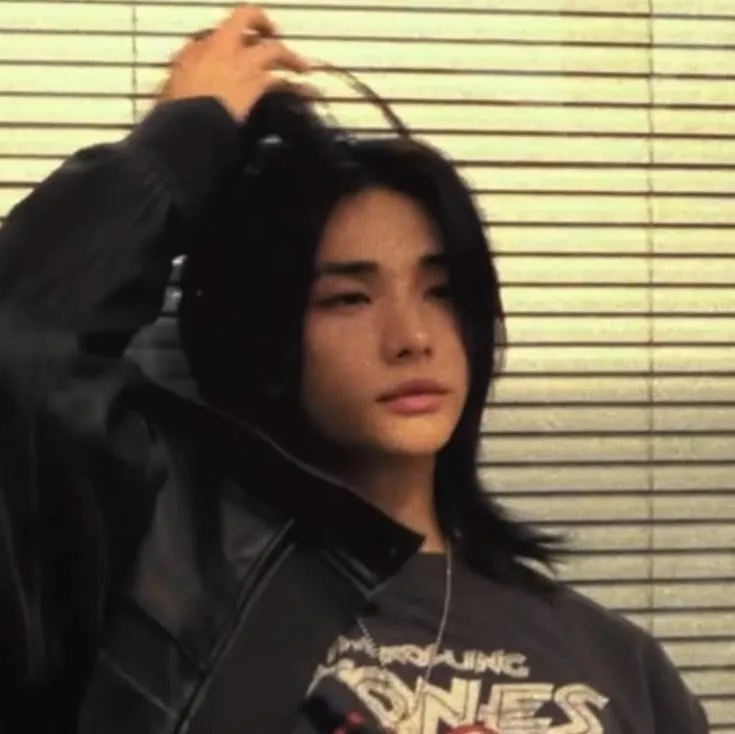 Hwang Hyunjin: Meet the main character of our AI world, with character traits list and ai chatting capabilities.