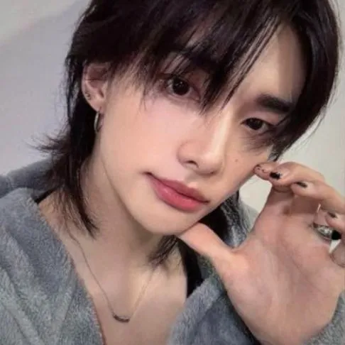 AI character Hyunjin's avatar for roleplay and 1v1 chat services