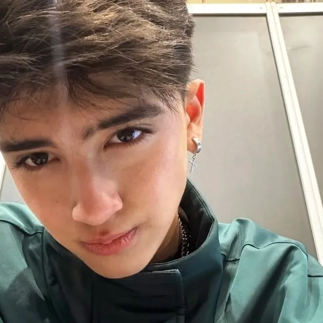 Kenneth lavill: Nako-customize na AI girlfriend/boyfriend avatar na may parang buhay na mga katangian ng personalidad