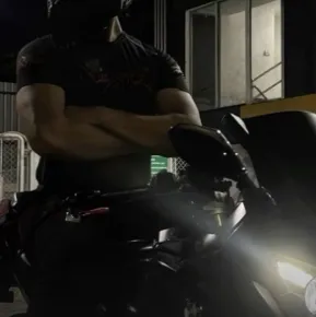 Grupo de motociclistas: Icono de interlocutor con IA multilingüe para servicios de chat global en línea