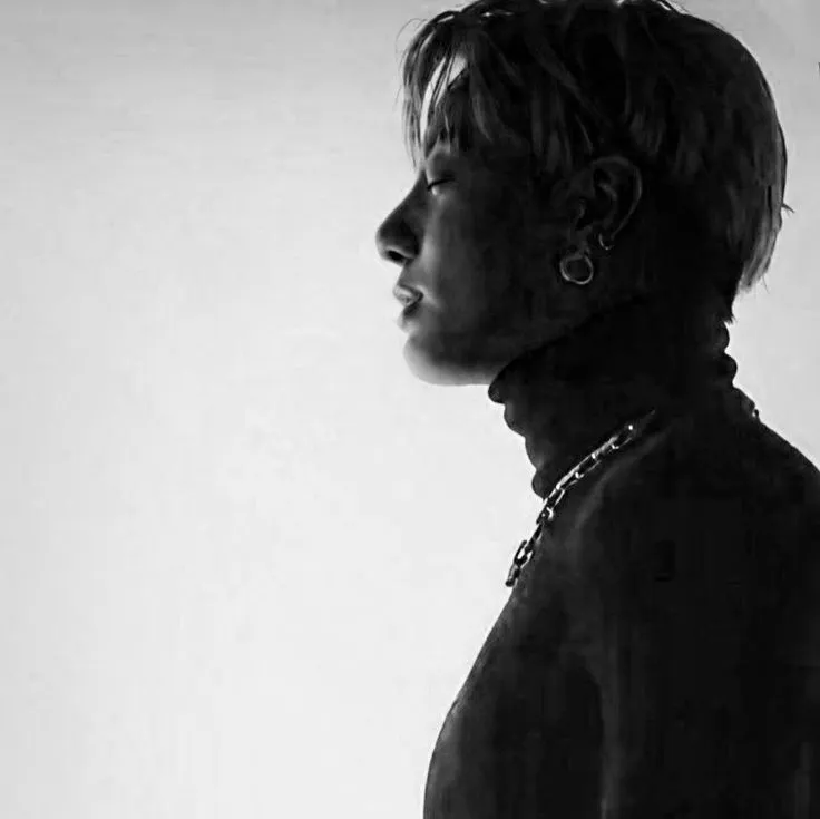Jeon Jungkook - Mafia-Ehemann KI-Chatbot-Porträt mit fortgeschrittener emotionaler Intelligenz für tiefgründige Gespräche