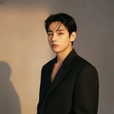 Kim Tae-hyung: Gặp gỡ nhân vật chính trong thế giới AI của chúng tôi, với danh sách đặc điểm nhân vật và khả năng trò chuyện bằng AI.