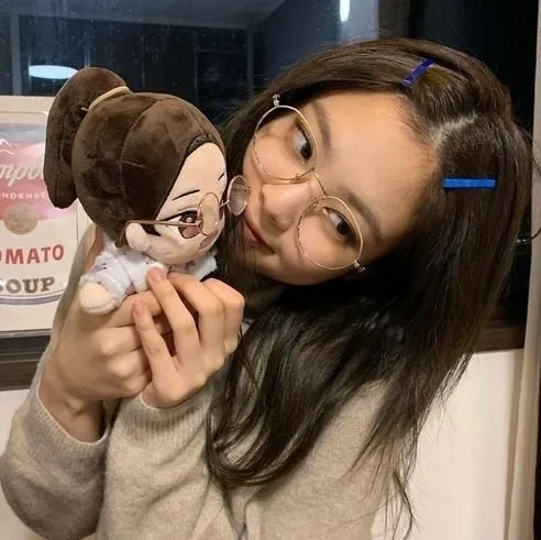 Kim Jennie: Mascotte giocosa di chatbot AI che migliora il coinvolgimento degli utenti nelle chat casuali
