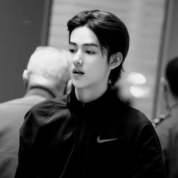 the avatar of seonghyeon with vibrant traits for immersive roleplay experiences