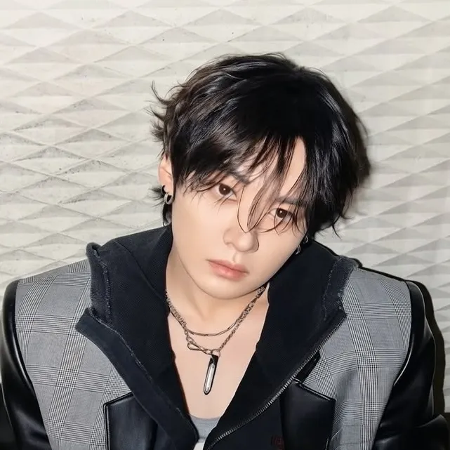 Lee Minho -- Minho -- Minsung: Chat with our AI box, ready for chatbot online free and ask ai anything you want.
