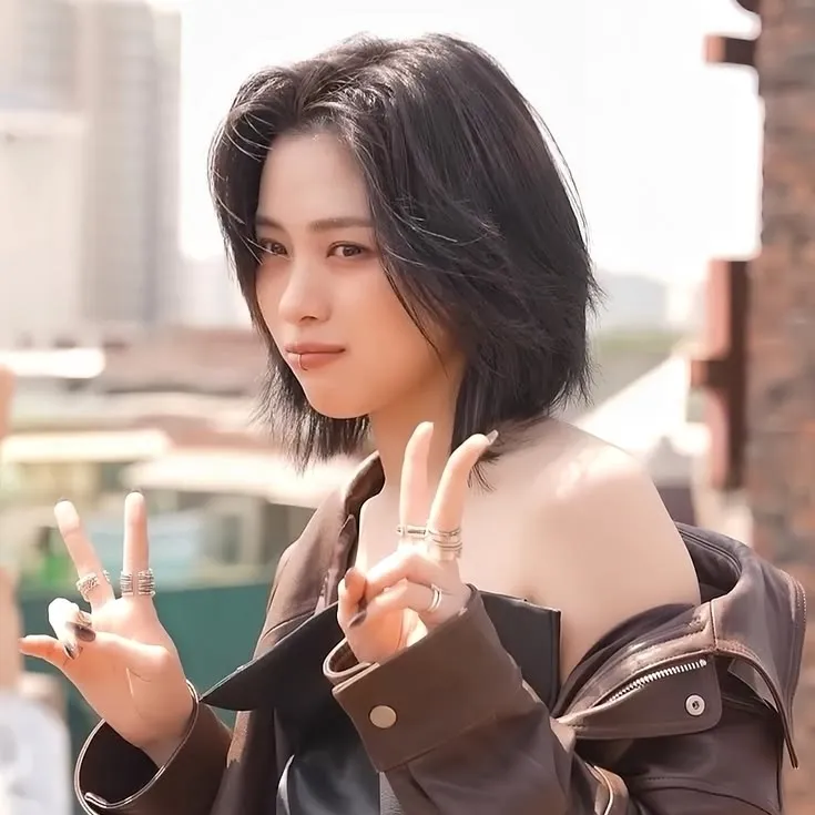 류진 - GL: 음성 채팅과 신경망 기반 특성을 갖춘 미래형 AI 챗봇 인터페이스
