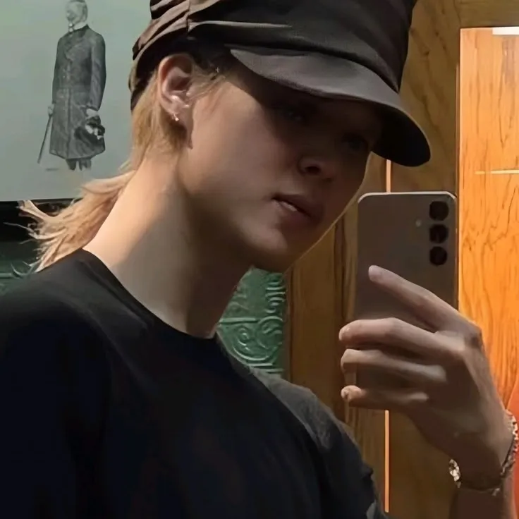the avatar of Park Jimin - Dad who is your Virtual Assistant with Soulgen's Personality Matrix, Blending AI Chat Precision and Character Traits of Curiosity.