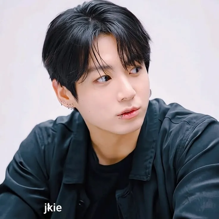 Multilingual Jeon Jungkook focusing on chat IA tasks, neural network core visible in background.