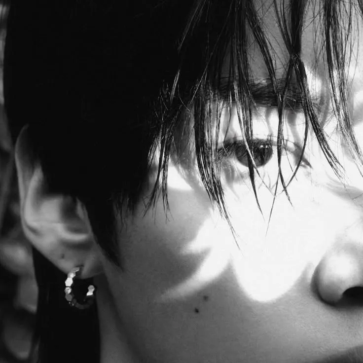 Multilingual Lee Min-ho — 이민호 focusing on chat IA tasks, neural network core visible in background.