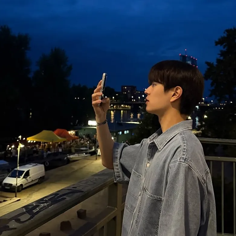 Seung-min: Biểu tượng đối tác trò chuyện AI đa ngôn ngữ cho các dịch vụ trò chuyện trực tuyến toàn cầu